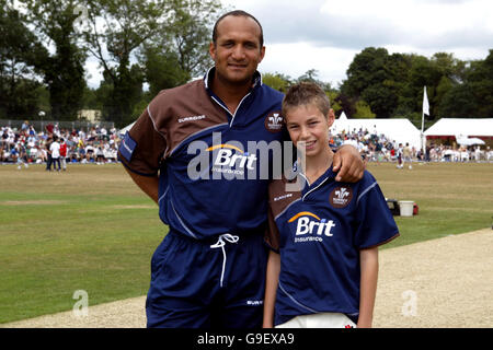 Cricket - NatWest Pro40 - Division Two - Surrey Brown Caps / Kent Spitfires - Guildford. Mark Butcher von Surrey Brown Caps mit dem heutigen Maskottchen Stockfoto