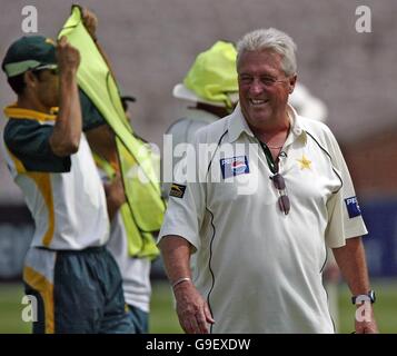 CRICKET - Pakistan Übungssitzung - Old Trafford. Pakistan-Trainer Bob Woolmer während einer Trainingseinheit in Old Trafford, Manchester. Stockfoto