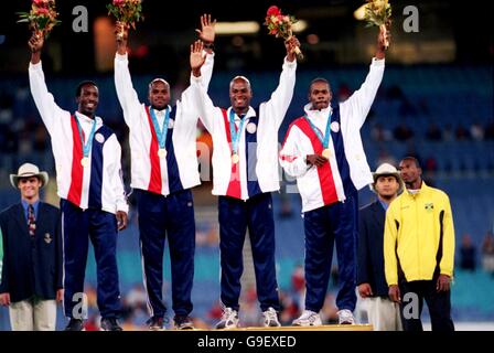 Das US-Team gewinnt die Goldmedaille (L-R) Michael Johnson, Alvin Harrison, Calvin Harrisson und Antonio Pettigrew Stockfoto