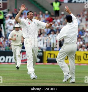 Englands Steve Harmison (links) feiert mit Marcus Trescodick, nachdem er das Wicket von Pakistans Shahid Afridi am dritten Tag des zweiten npower-Test-Spiels in Old Trafford, Manchester, genommen hat. Stockfoto