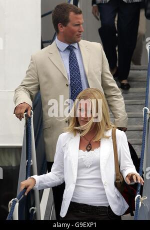 Peter Phillips und ihre Freundin Autumn Kelly verlassen das Boot der Hebriden Princess am Ende ihres einwöchigen Urlaubs auf den Hebriden. Stockfoto