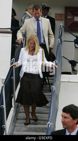 Peter Phillips und ihre Freundin Autumn Kelly verlassen das Boot der Hebriden Princess am Ende ihres einwöchigen Urlaubs auf den Hebriden. Stockfoto