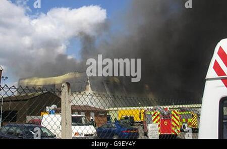 OBLIGATORISCHE GUTSCHRIFT FÜR DEN FOTOGRAFEN: Jen McVean/SFX-LTD.COM Smoke wows von der Bühne 007 in den Pinewood Studios in Buckinghamshire nach dem Brand auf dem James Bond-Set. Stockfoto