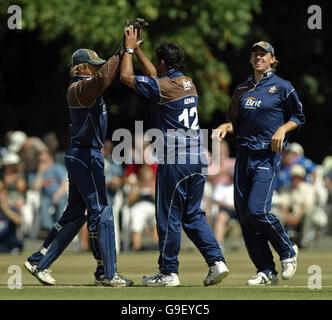 Cricket - NatWest Pro40 Division One 2006 - Derbyshire / Surrey - Chesterfield. Azhar Mahmood von Surrey feiert mit Jon Batty, nachdem er das Wicket von Derbyshire's BIRT im ersten Mal ohne Treffer bestiegen hat. Stockfoto