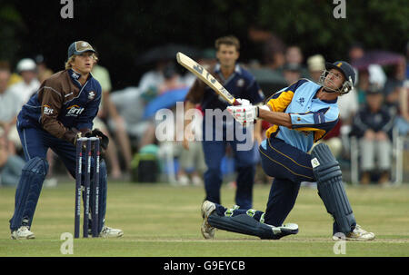 Cricket - NatWest Pro40 Division One 2006 - Derbyshire / Surrey - Chesterfield. Anthony Botha von Derbyshire versucht, Surreys Nayan Doshi zu fegen, wird aber an der Grenze gefangen. Jon Batty Uhren. Stockfoto