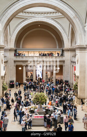 Große Halle im Metropolitan Museum of Art, New York, USA Stockfoto