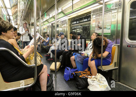 Hochzeitsfeier junger Erwachsener, die während der morgendlichen Stoßzeit in der U-Bahn schlafen NYC, USA 2016 Stockfoto