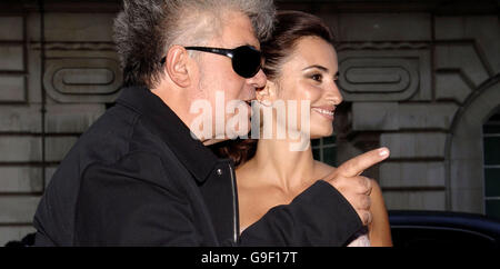 Britische Premiere von Volver. Regisseur Pedro Almodovar und Hauptdarstellerin des Films Penelope Cruz auf dem Curzon Mayfair im Zentrum von London. Stockfoto