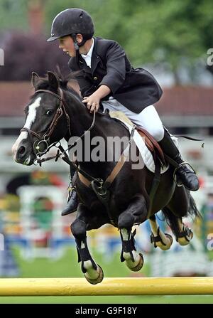 Alex Buller auf ich bin Otto während des Wettbewerbs Paare bei der Dublin Horse Show in der RDS in Dublin. Stockfoto