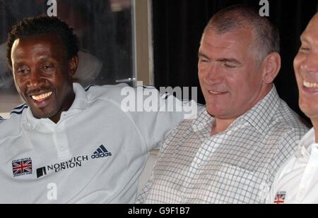 Der ehemalige 100-m-Olympiasieger Linford Christie (links) mit dem britischen Leichtathletik-Performance-Direktor Dave Collins und dem Speerstar Steve Backley (rechts) beim Start des Athlete Mentor Program in Göteborg, Schweden. Stockfoto