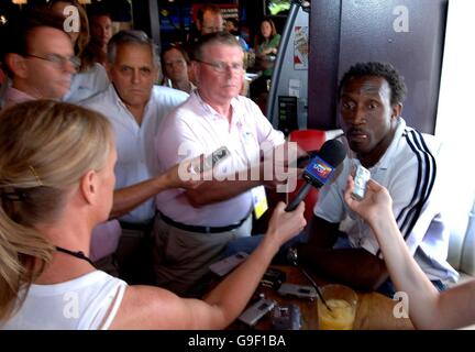 Der ehemalige Olympiasieger von 100 m, Linford Christie (rechts), beantwortet beim Start des Athlete Mentor Program in Göteborg, Schweden, Fragen aus den Medien. Stockfoto