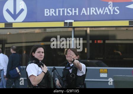 Polizei-Folie Bombardierung auf UK-Flügen Stockfoto