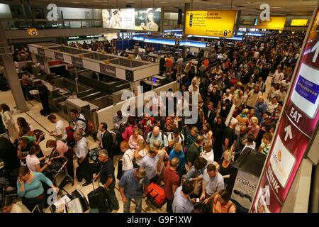 Lange Menschenschlangen warten auf den Check-in in der Abflughalle von Terminal 1 am Londoner Flughafen Heathrow, nachdem ein "sehr bedeutender" Terroranschlag, Flugzeuge in der Luft zu sprengen, von Polizei und Sicherheitsdiensten vereitelt wurde, sagte Innenminister John Reid heute. Stockfoto