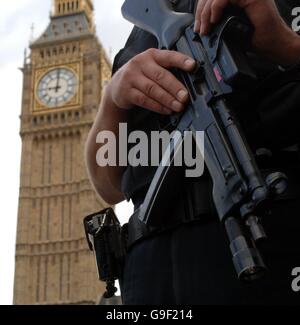 Polizeibeamte im Zentrum von London, als das Bedrohungsniveau für Großbritannien auf kritisch angehoben wurde. Wie Innenminister John Reid heute sagte, wurde ein „sehr bedeutender“ Terroranschlag zur Luftexplosivbekämpfung durch Polizei und Sicherheitsdienste vereitelt. Stockfoto