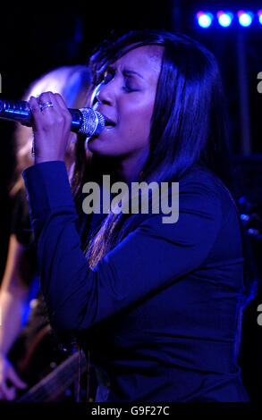 Maria Lawson bei der Launch-Party des neuen kommerziell freien tv-Musikkanals "Bubble Hits" im Soho Hotel im Zentrum von London. Bilddatum: Dienstag, 8. August 2006. Bildnachweis sollte lauten: Yui Mok/PA. Stockfoto