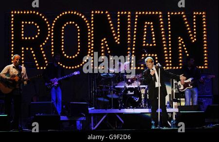 Der irische Sänger Ronan Keating tritt im Kenwood House in Hampstead, im Norden Londons, im Rahmen der Konzertsaison des englischen Kulturerbes „Music on A Summer Evening“ auf. Stockfoto