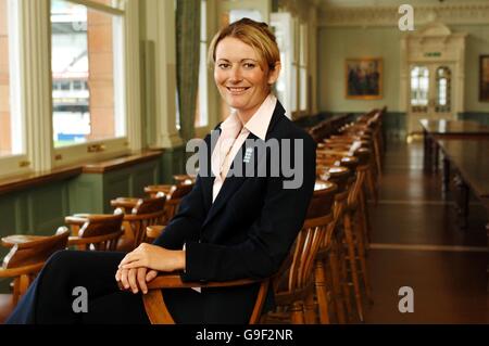 Kapitän der englischen Frauen Cricket-Team Charlotte Edwards während eines Foto-Call in der Long Room bei Lord's. Stockfoto