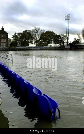 Gay Meadow, Heimstadion des Shrewsbury Town Football Club, der vom Fluss Severn in Shropshire überflutet wurde Stockfoto