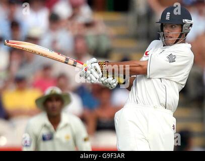 Cricket - zweites npower-Testspiel - England gegen Pakistan - Old Trafford. Der englische Alastair Cook trifft sich am zweiten Tag des zweiten npower-Test-Spiels gegen Pakistan in Old Trafford, Manchester. Stockfoto