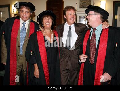 Der ehemalige Beatle Sir Paul McCartney (zweiter rechts) steht mit (von links) Davis stark, Lynda Bellingham und Sir Ken Robinson, die alle während des Besuchs von Sir Paul in seiner Fame School in Liverpool ein Ehrenstipendium erhielten. Stockfoto