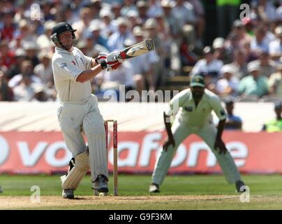 Cricket - zweites npower-Testspiel - England gegen Pakistan - Old Trafford. Der englische Paul Collingwood wird am zweiten Tag des zweiten npower-Test-Spiels in Old Trafford, Manchester, erwischt. Stockfoto