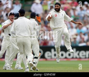 Der englische Monty Panesar feiert am dritten Tag des zweiten npower-Test-Spiels in Old Trafford, Manchester, das Wicket des pakistanischen Imran Farhat. Stockfoto