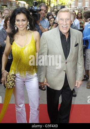 Bruce Forsyth und seine Frau Wilnelia kommen zur Eröffnungsnacht von Brasil Brasileiro im Sadler's Wells Theatre im Zentrum von London an. Stockfoto