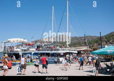 Passagiere, die Rückkehr in die Boote im Hafen von Mandraki, Nisyros (Nissyros), die Dodekanes, South Aegean Region, Griechenland Stockfoto
