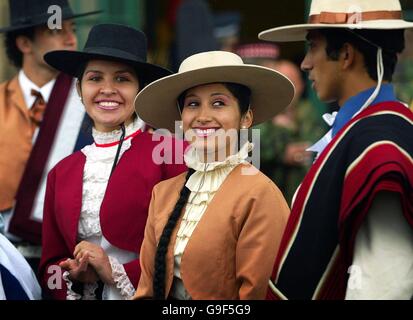 Mitglieder des chilenischen Staatsballetts und die Musikkapelle von der Armee von Chile bereiten Sie für ihren ersten Auftritt am Edinburgh Tattoo Redford Barracks, Edinburgh. Stockfoto