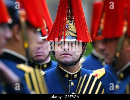 Mitglieder des chilenischen Staatsballetts und die Musikkapelle von der Armee von Chile bereiten Sie für ihren ersten Auftritt am Edinburgh Tattoo Redford Barracks, Edinburgh. Stockfoto