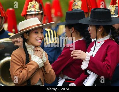 Mitglieder des chilenischen Staatsballetts und die Musikkapelle von der Armee von Chile bereiten Sie für ihren ersten Auftritt am Edinburgh Tattoo Redford Barracks, Edinburgh. Stockfoto