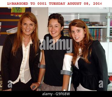 Die Herzogin von York (links) mit ihrer ältesten Tochter Prinzessin Beatrice (rechts) und Victoria Stokes (16) aus Hertfordshire, als sie am 11. Juli 2006 die Teenage Cancer Unit am University College Hospital im Zentrum von London besuchten. Stockfoto