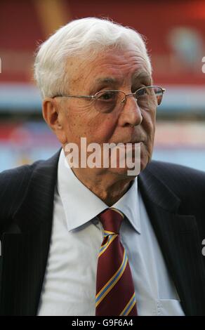 Doug Ellis, Vorsitzender der Aston Villa, nach einer Pressekonferenz im Villa Park, Birmingham. Stockfoto