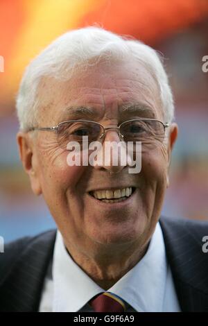 Fußball - Aston Villa Pressekonferenz - Villa Park. Doug Ellis, Vorsitzender der Aston Villa, nach einer Pressekonferenz im Villa Park, Birmingham. Stockfoto