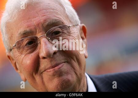 Doug Ellis, Vorsitzender der Aston Villa, nach einer Pressekonferenz im Villa Park, Birmingham. Stockfoto