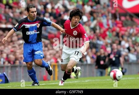 Fußball - Freundschaftsspiel - man Utd gegen Sevilla.. Der Ji-Sung Park von Manchester United kämpft während des Freundschaftsspiel in Old Trafford, Manchester, gegen den Sevillaer David Castedo (L). Stockfoto