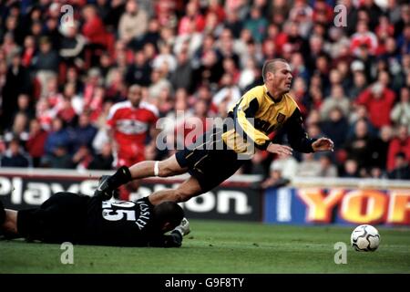 Fußball - FA Carling Premiership - Middlesbrough / Arsenal. Middlesbrough-Torhüter Mark Crossley (l) bringt Arsenals Fredrik Ljungberg (r) nieder, vergilt eine Strafe und verdient sich eine rote Karte Stockfoto