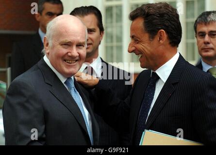 Innenminister John Reid (links) und der französische Innenminister Nicolas Sarkozy vor dem Londoner Innenministerium vor einem informellen Treffen zur Terrorismusbekämpfung. Stockfoto