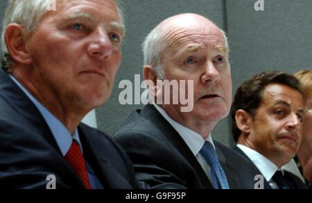 Zu Hause Hauptsekretärin John Reid (Mitte) mit Innenminister Wolfgang Schäuble (links), Deutschlands und Frankreichs, Nicolas Sarkozy, im Home Office, London, bevor ein informelles Treffen, zur Bekämpfung des Terrorismus zu diskutieren. Stockfoto
