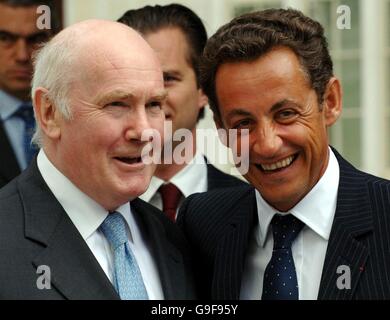Innenminister John Reid (links) und der französische Innenminister Nicolas Sarkozy vor dem Londoner Innenministerium vor einem informellen Treffen zur Terrorismusbekämpfung. Stockfoto