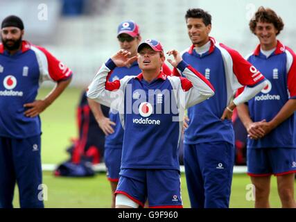 Englands Ian Bell (Mitte) steht während der Nets-Session im Brit Oval, Kennington, London, unter seinen Teamkollegen. Stockfoto