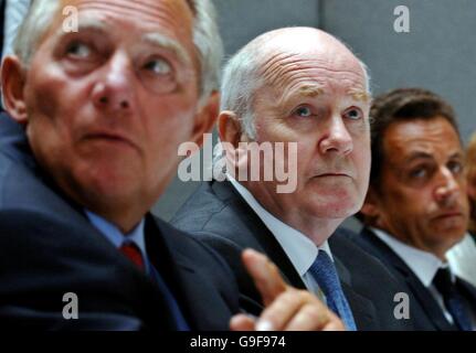 Innenminister John Reid (Mitte) mit den Innenministern Deutschlands, Wolfgang Schauble (links), und Frankreichs, Nicolas Sarkozy, im Innenministerium, London, vor einem informellen Treffen zur Terrorismusbekämpfung. Stockfoto