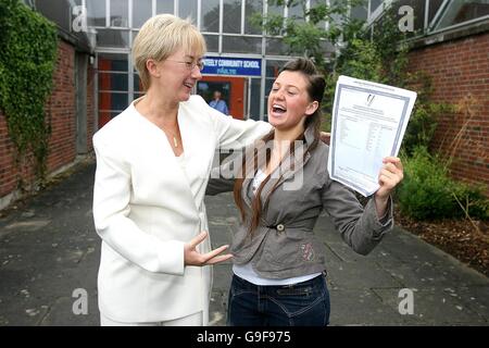 Bildungsministerin Mary Hanafin gratuliert Philomena Fitzpatrick heute vor dem Cabinteely Community College, Dublin, zu fünf Ehrungen, als Studenten im sechsten Studienjahr ihre Ergebnisse aus dem Cert sammeln. Stockfoto