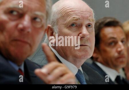 Innenminister Dr. John Reid (Mitte) mit den Innenministern Deutschlands, Wolfgang Schauble (links), und Frankreichs, Nicolas Sarkozy, im Innenministerium, London, vor einem informellen Treffen zur Terrorismusbekämpfung. Stockfoto