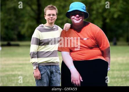 Harry Moore steht mit einem ausgeschnittenen Foto seines ehemaligen selbst, nachdem er mit dem „Slimming World's Young Slimmer of the Year 2006 Award“ ausgezeichnet wurde. Stockfoto