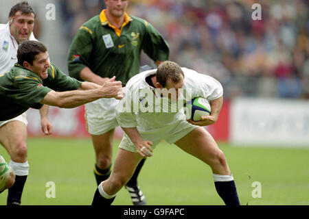 Rugby Union - Rugby-Weltmeisterschaft 99 - Viertelfinale - Südafrika gegen England - Stade de France. Der englische Richard Hill (r) lässt sich von einem Angriff des südafrikanischen Joost van der Westhuizen absetzen (l) Stockfoto