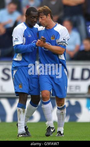 Fußball - FA Barclays Premiership - Wigan Athletic gegen Reading - JJB Stadium. Emile Heskey von Wigan Athletic feiert sein Ziel mit Arjan De Zeeuw Stockfoto