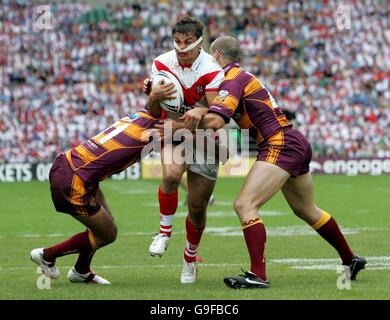 St. Helens' Jon Wilkin wird von Huddersfields Chris Nero und Andy Raleigh während des Powergen Challenge Cup Finales in Twickenham, London, angegangen. Stockfoto