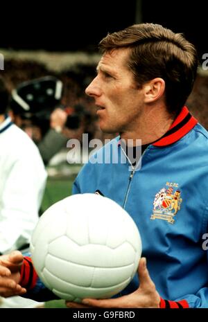 Fußball - FA Cup Finale - Manchester City / Leicester City - Wembley Stadium. Tony Book, Kapitän von Manchester City Stockfoto