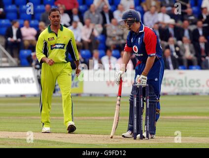 Der englische Kapitän Andrew Strauss schaut nach einer Lieferung von der pakistanischen Shoaib Akhtar (L), die beim ersten eintägigen internationalen Spiel der NatWest Series in Sophia Gardens, Cardiff, die Bails nicht ablösen konnte. Stockfoto